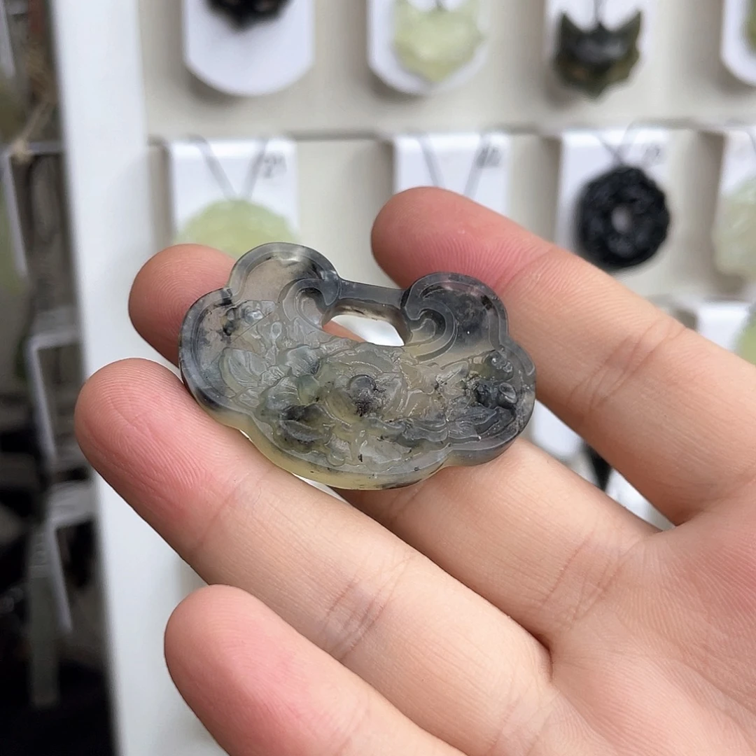未镶嵌岫玉颈饰荷花