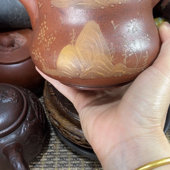 茶壶紫砂原矿泥料手工制作的一把紫砂壶。