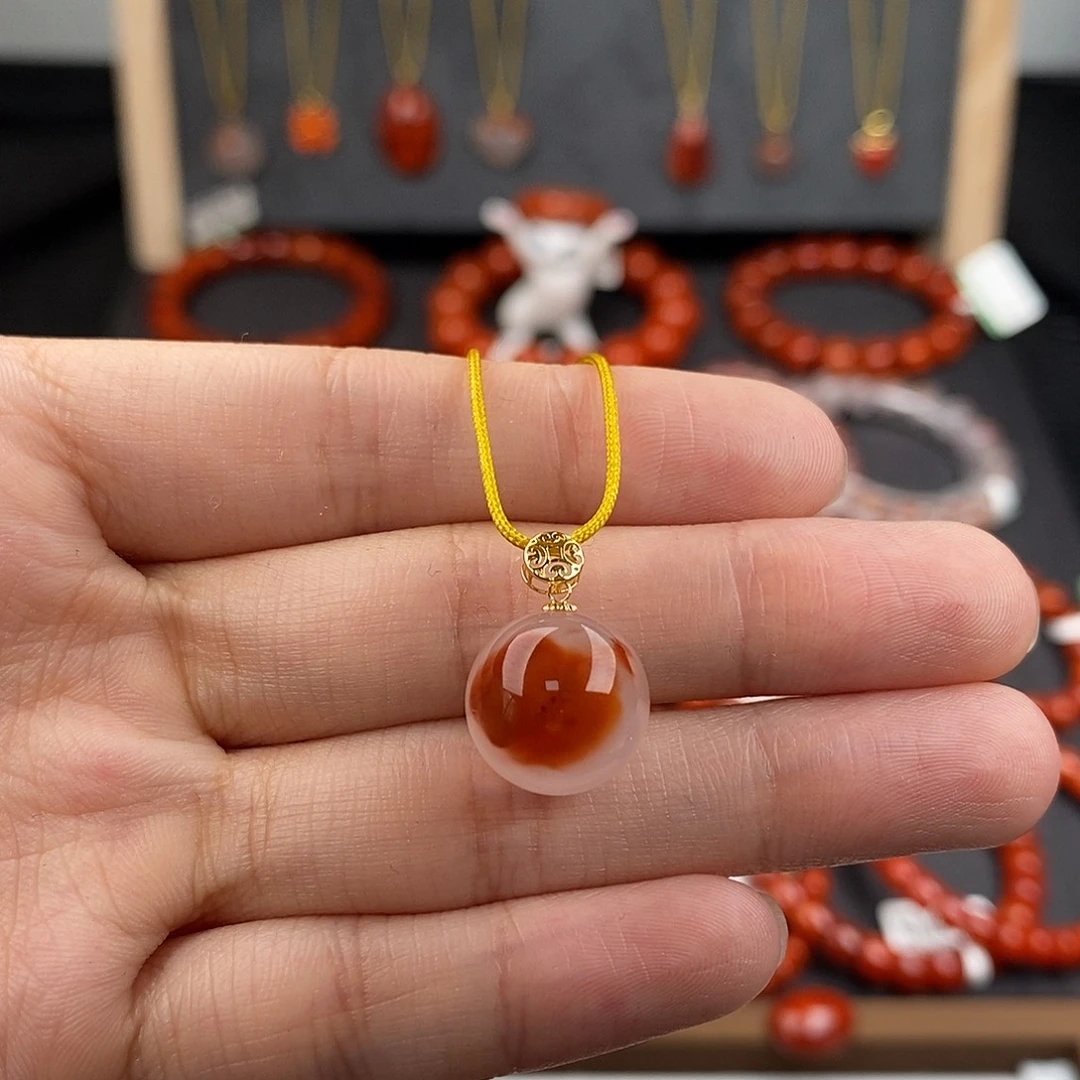 南红玛瑙18K金镶嵌四川凉山冰飘吊坠