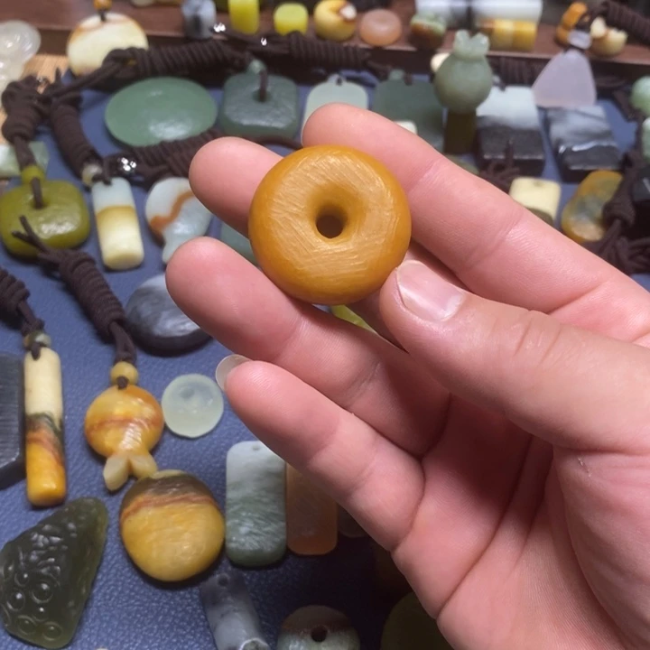 张***军未镶嵌蛇纹石玉颈饰