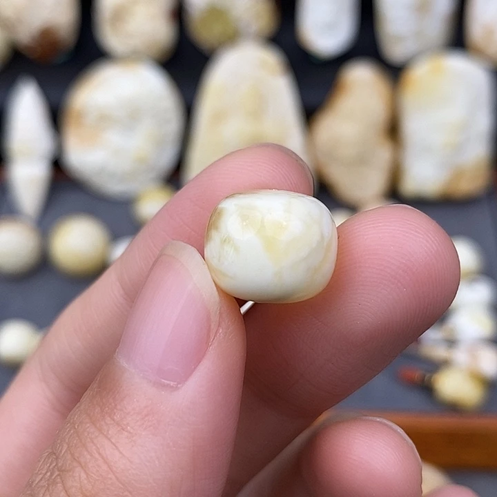 未镶嵌琥珀裸石13墩子a853
