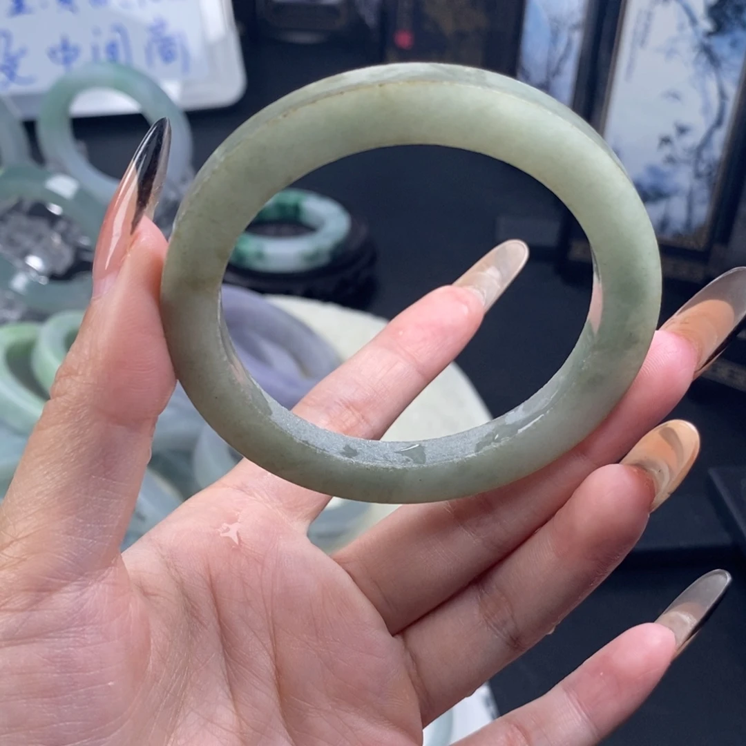 未镶嵌翡翠手镯定制翡翠有裂漏