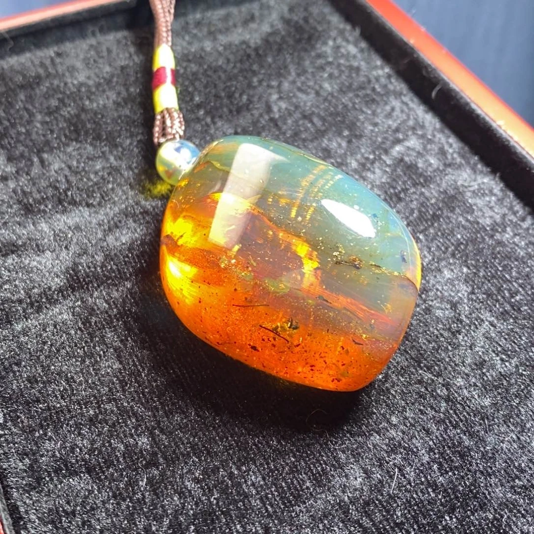 琥珀未镶嵌裸石变色龙带虫