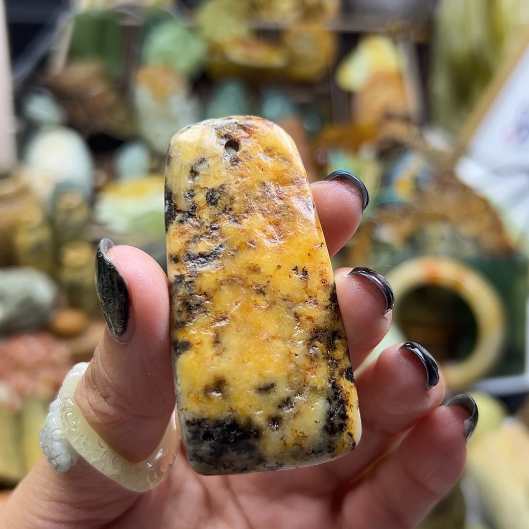 颈饰未镶嵌岫岩河磨玉（透闪石质玉）河磨玉原皮牌牌