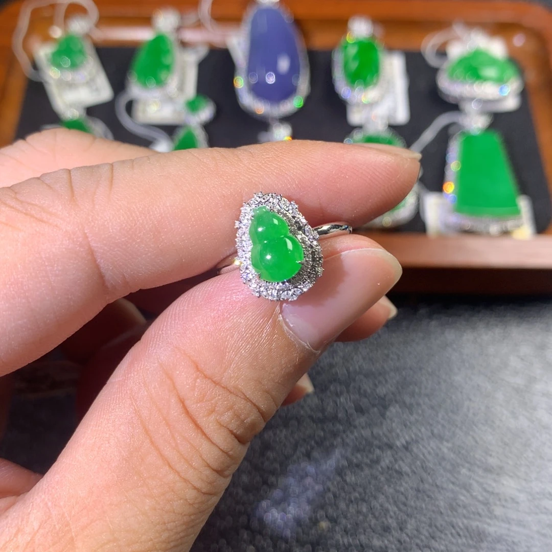 翡翠18K金镶嵌耳饰翡翠