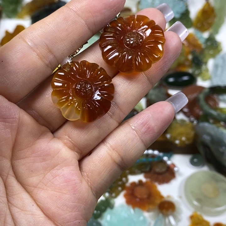 蛇纹石玉未镶嵌耳饰