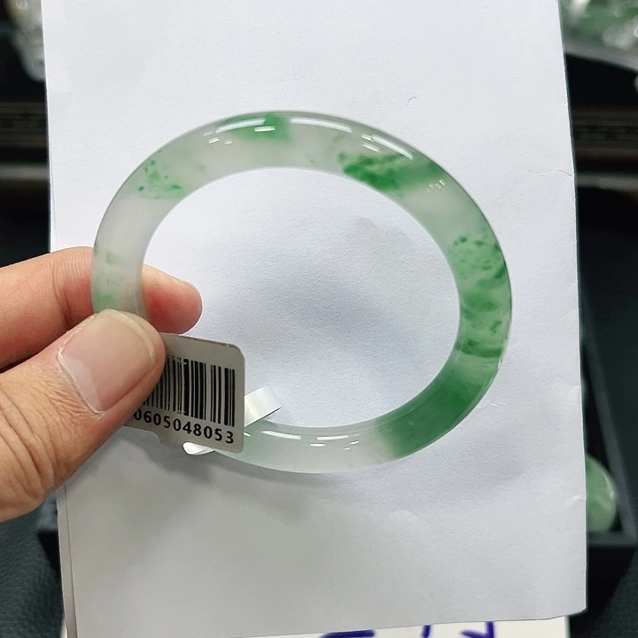 悠***悠未镶嵌手镯石英质玉（非洲翠）