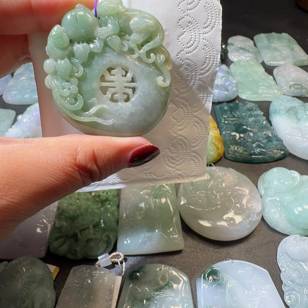 翡翠未镶嵌吊坠(赠链)