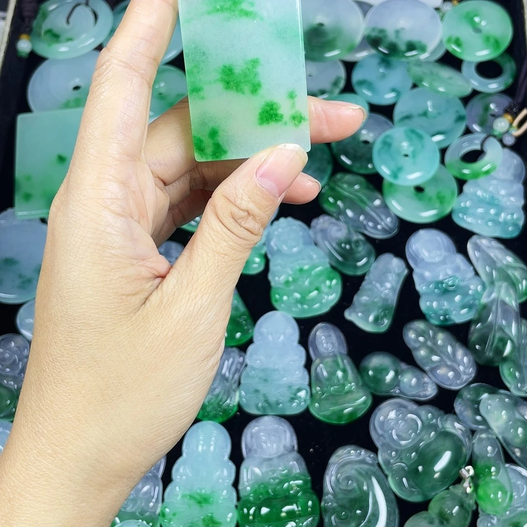人***心翡翠未镶嵌颈饰吊坠
