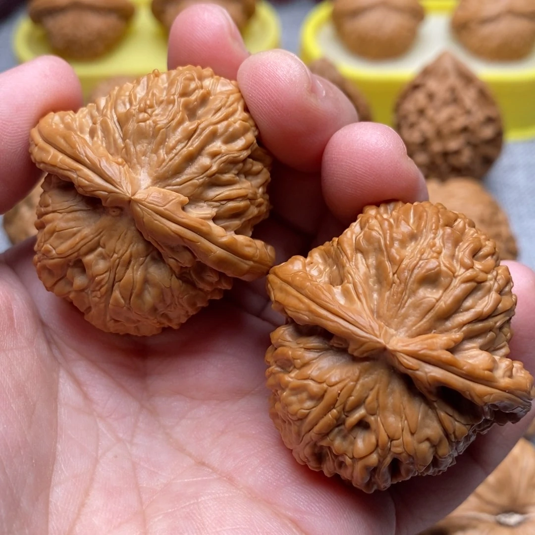 文玩核桃把件星*火42.5红皮白狮子