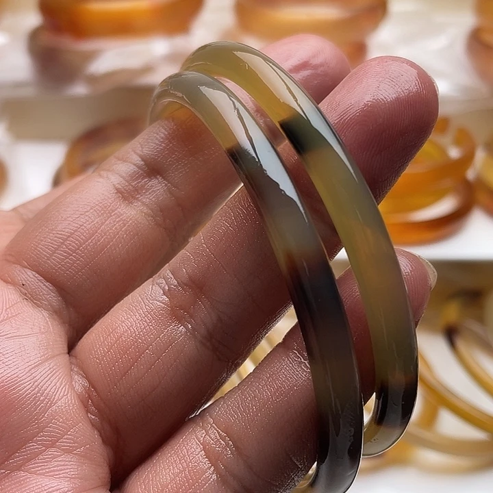 珐琅非金属牦牛角手镯两只76。6.5