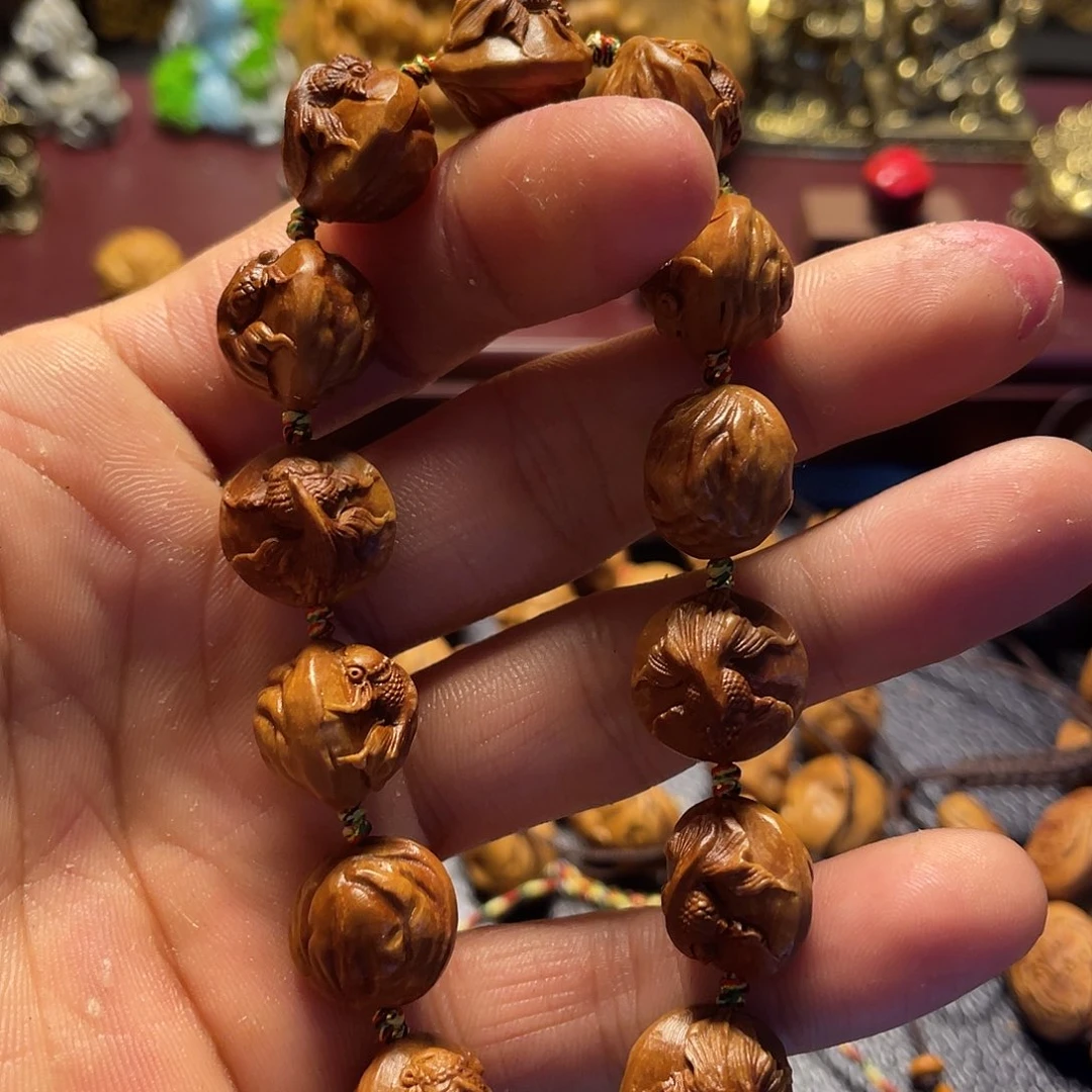 龙纹桃核雕刻金鱼