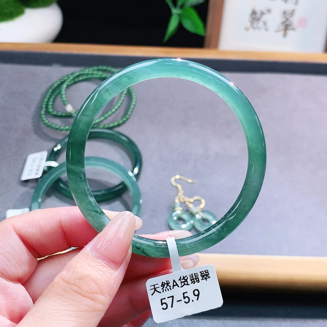 翡翠手镯（圆镯）未镶嵌