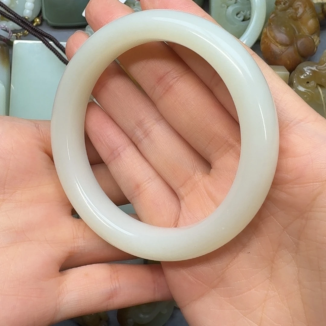 小***唬未镶嵌手镯和田玉