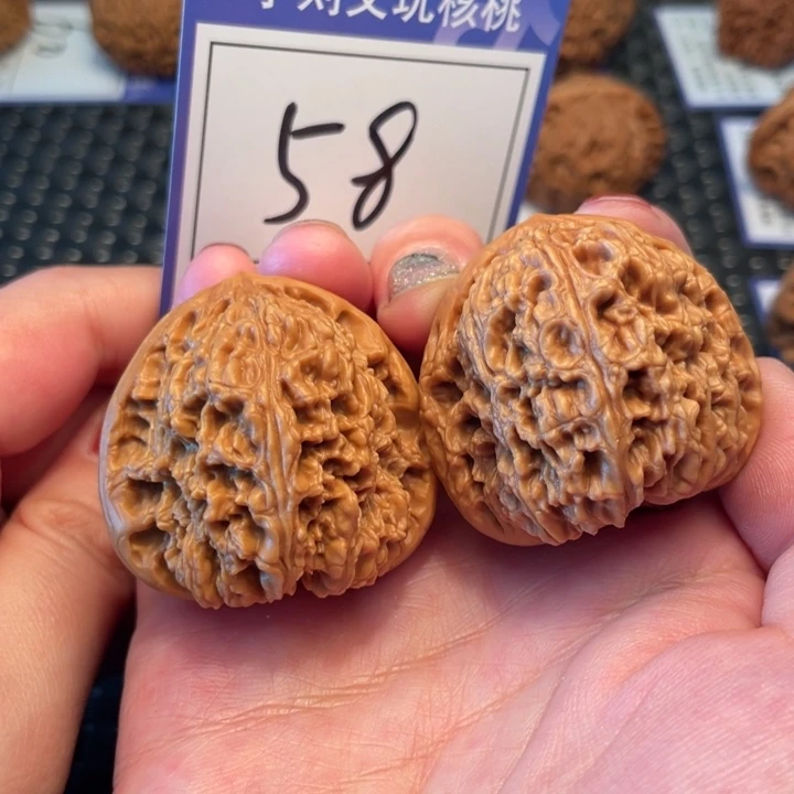 桃核把件40南疆石58。。。