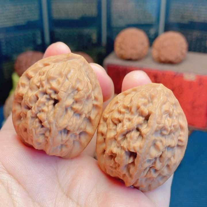 文玩核桃吊坠35一代果红莲