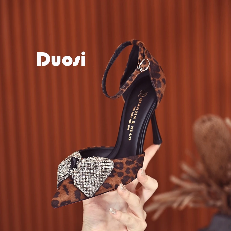 【DUOSI】7.5cm水钻豹纹一字扣晚会鞋女细跟高跟鞋尖头单鞋B3372-1