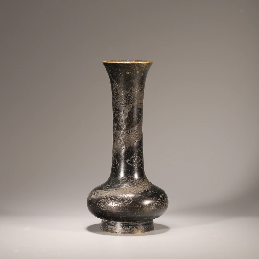 Lot04清代 铜暗刻龙纹长颈瓶