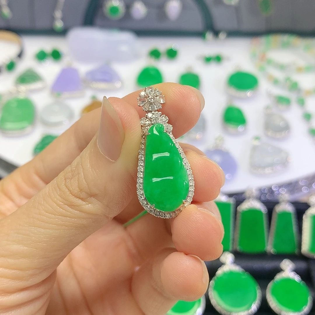 颈饰18K金镶嵌翡翠吊坠