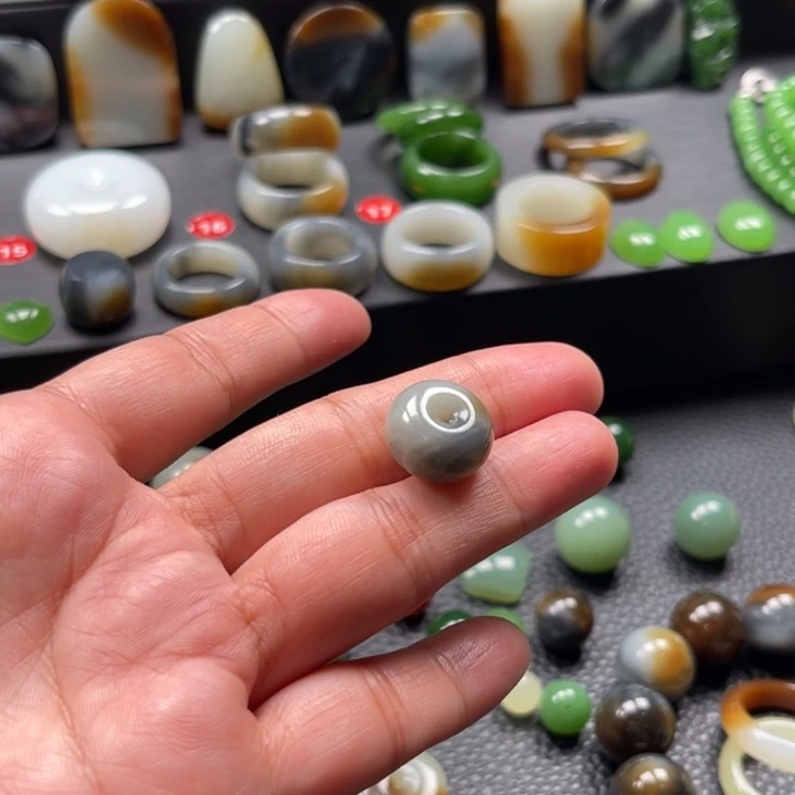 和田玉未镶嵌颈饰烟****天