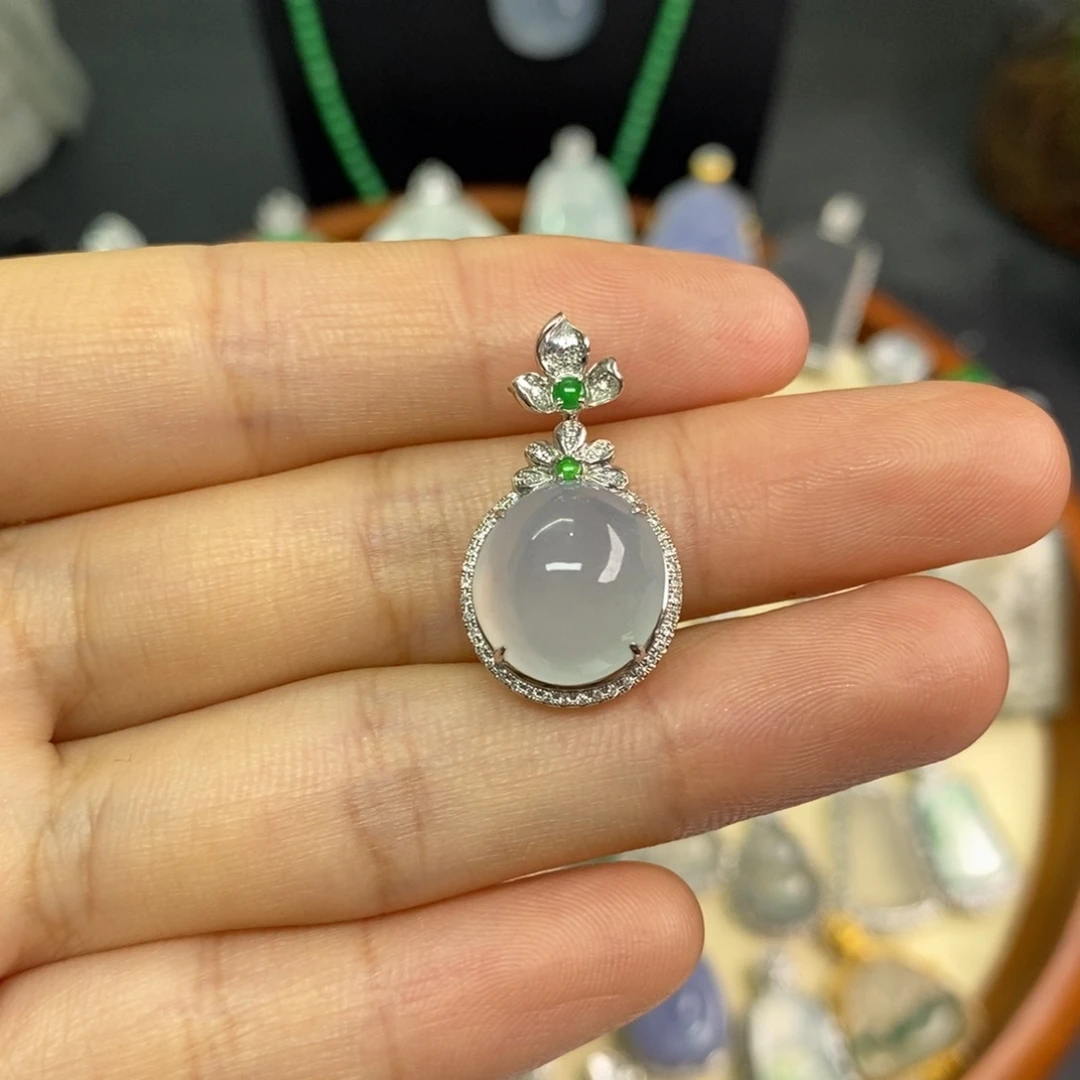 翡翠18K金镶嵌颈饰翡翠