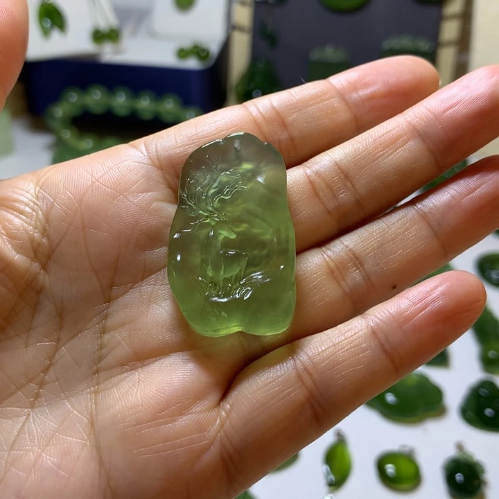 岫玉未镶嵌颈饰吊坠