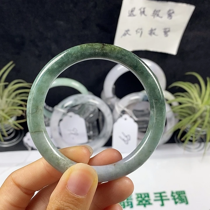 翡翠未镶嵌手镯19号。 53.8圈