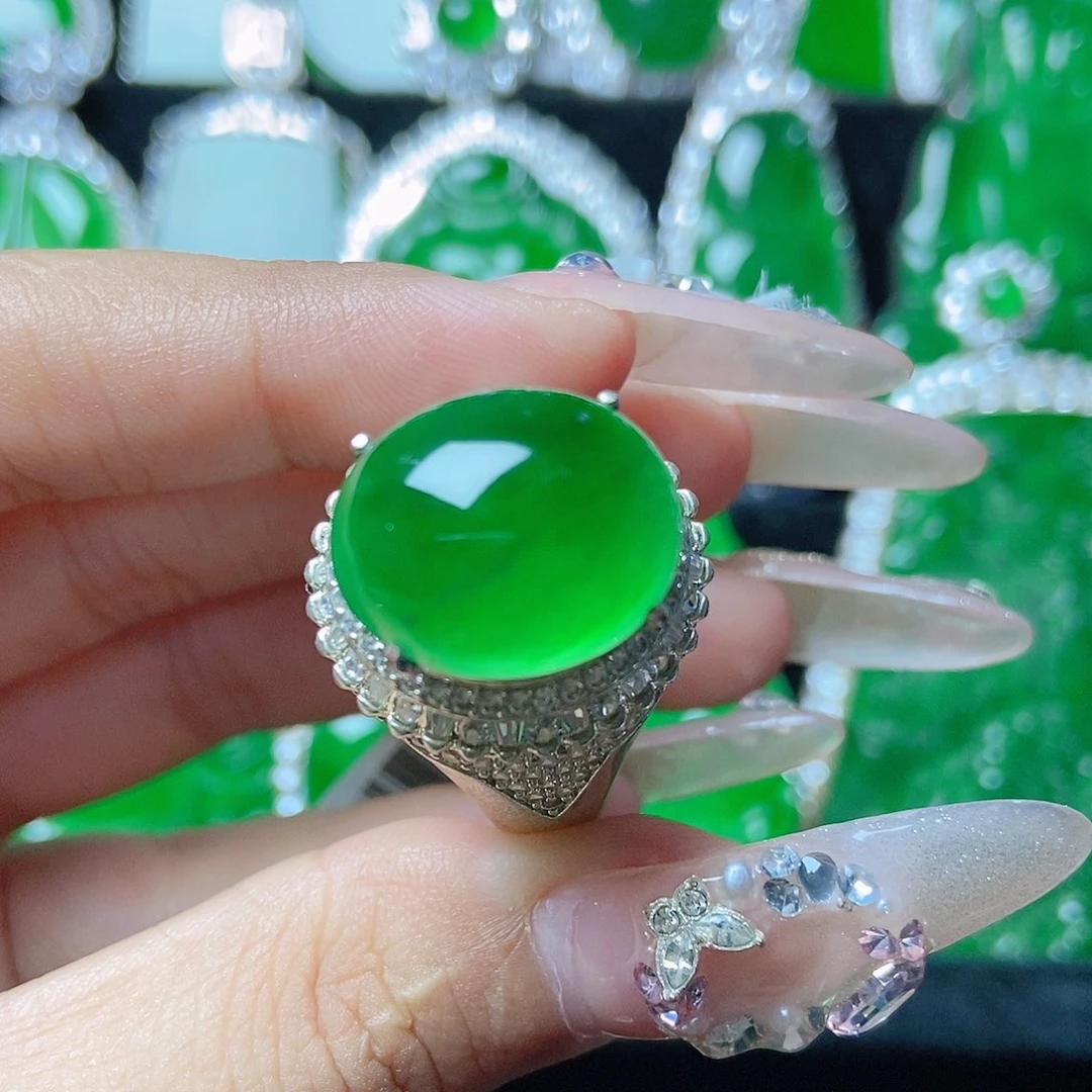 颈饰未镶嵌翡翠18。