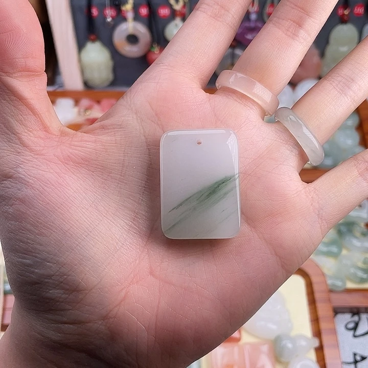 垚***澜石英质玉未镶嵌颈饰