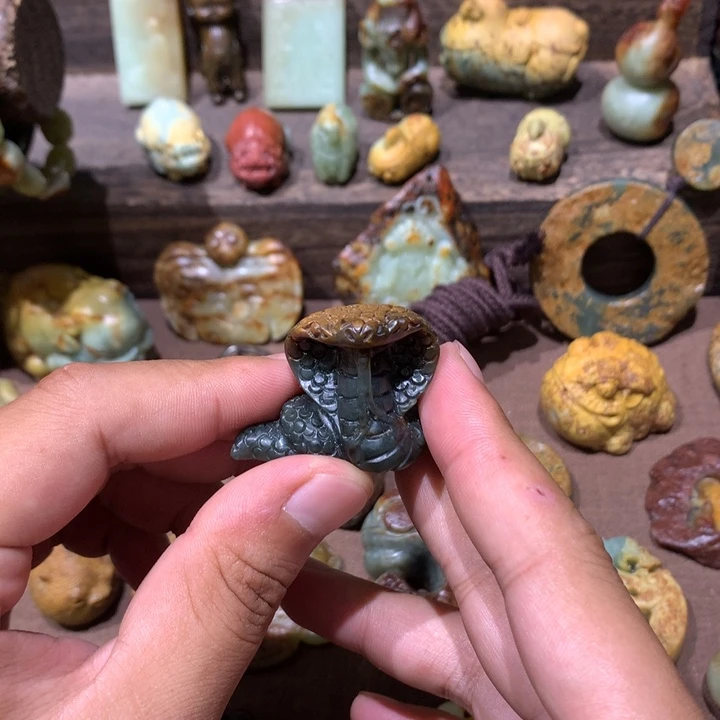 未镶嵌岫岩河磨玉（透闪石质玉）把件