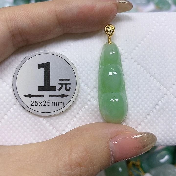 翡翠未镶嵌颈饰挂件