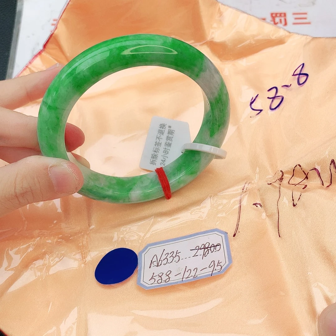 翡翠手镯未镶嵌我