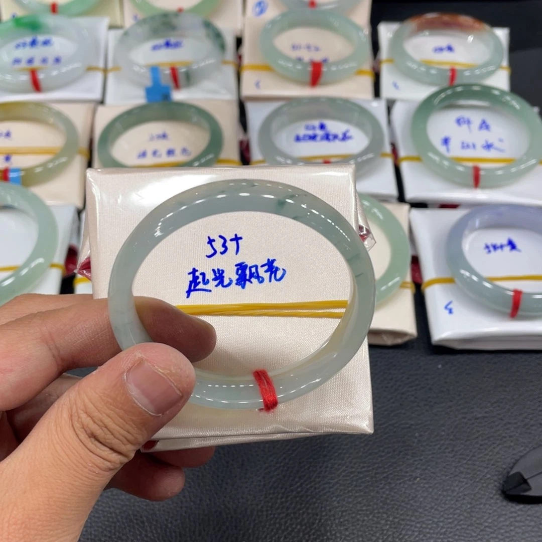 翡翠手镯未镶嵌天然翡翠