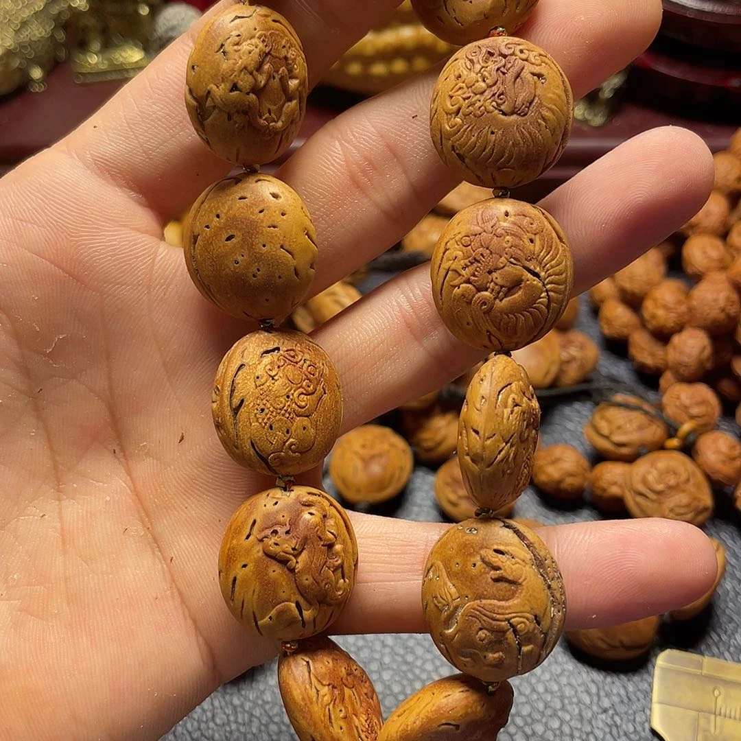 大桃核雕刻皮裘手持