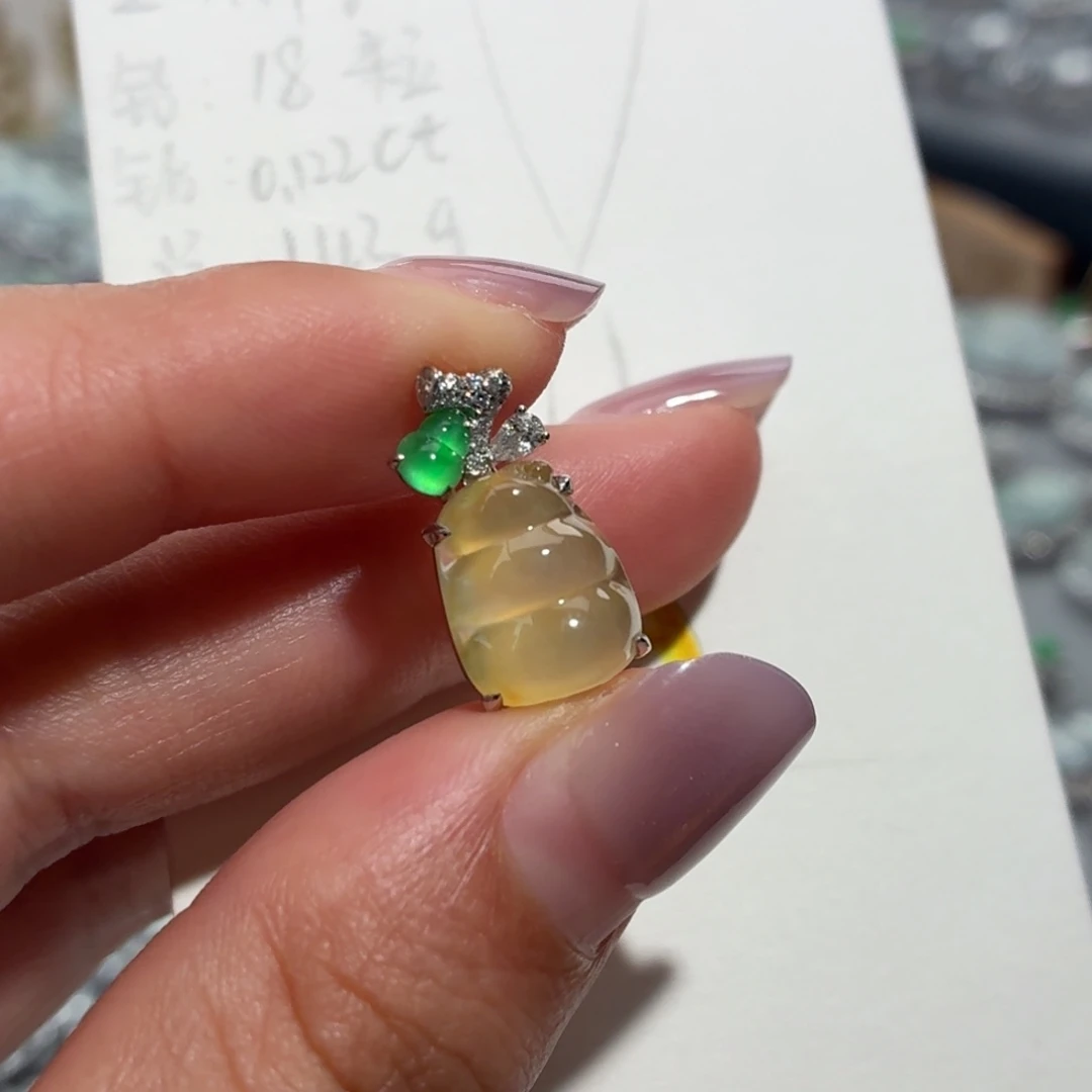 翡翠18K金镶嵌颈饰豆子