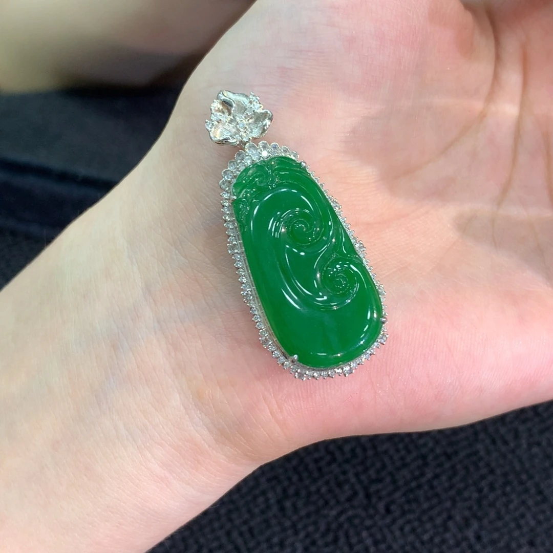 颈饰18K金镶嵌翡翠