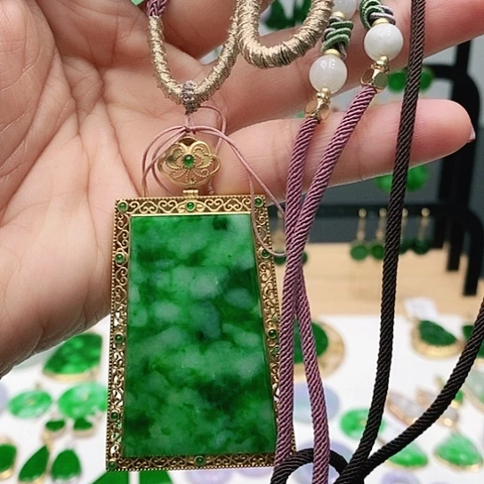 翡翠颈饰18K金镶嵌烟***事挂件