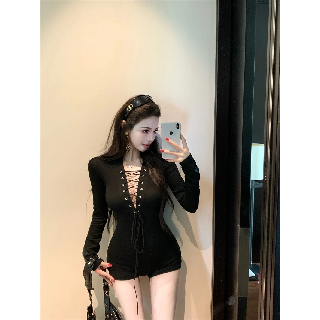辣妹小心机V领镂空绑带长袖连体裤女美式别致黑色显身材直筒热裤