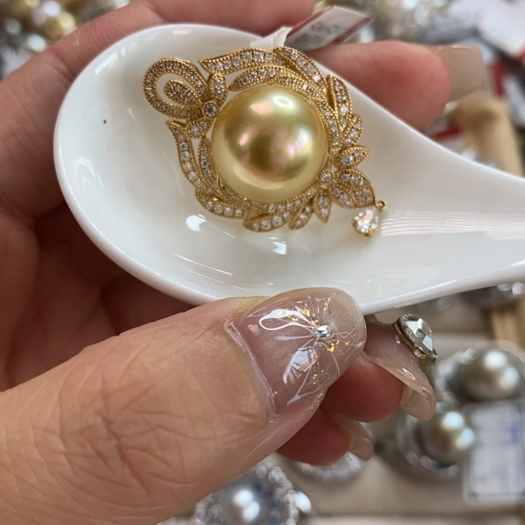 18K金镶嵌海水珍珠颈饰