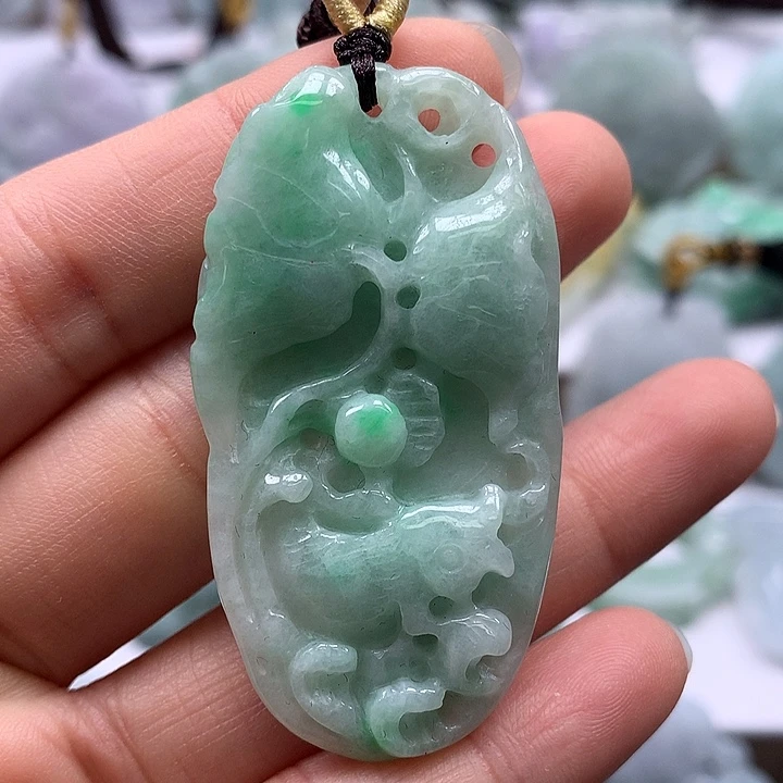 翡翠未镶嵌颈饰和和美美年年有余两面工艺福利