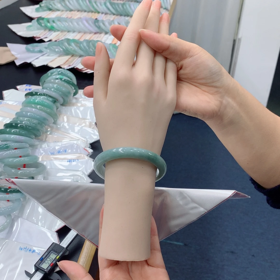 翡翠未镶嵌手镯48小时