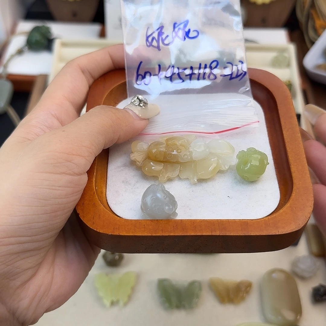 妮***妮和田玉未镶嵌颈饰