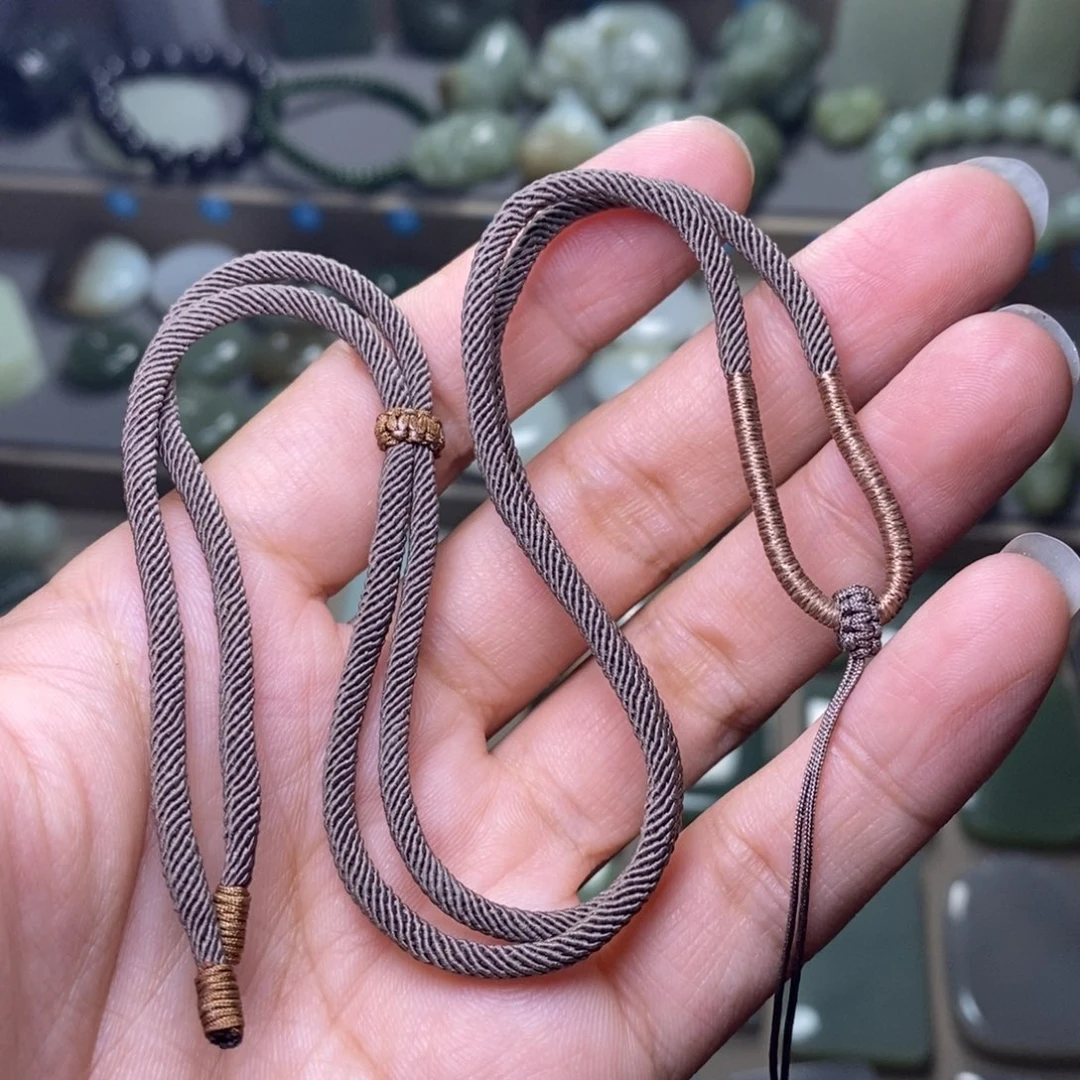 和田玉未镶嵌颈饰泥***军