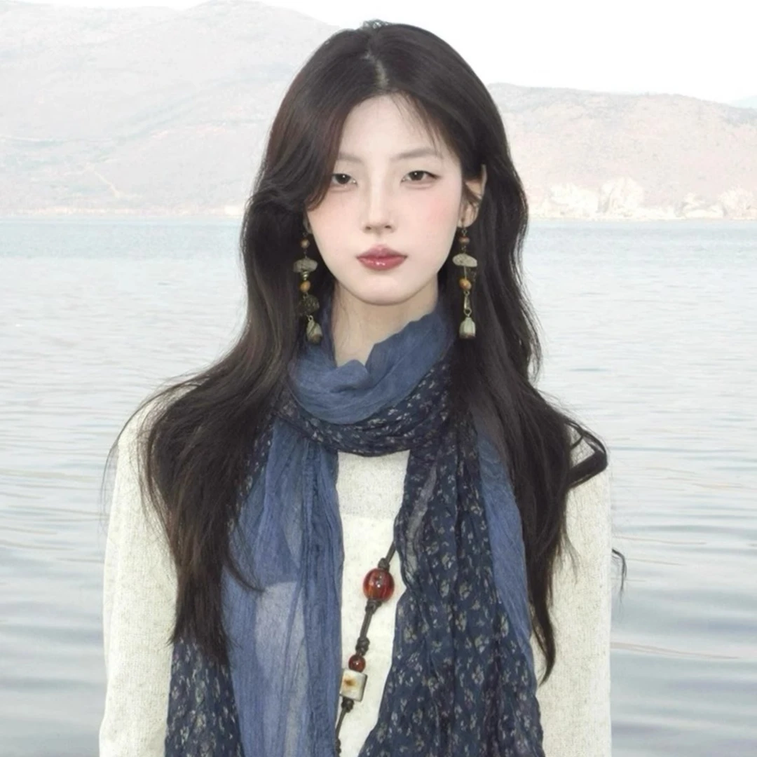 森系文艺复古藏蓝色碎花围巾女薄款褶皱棉麻长款丝巾披肩拍照配饰