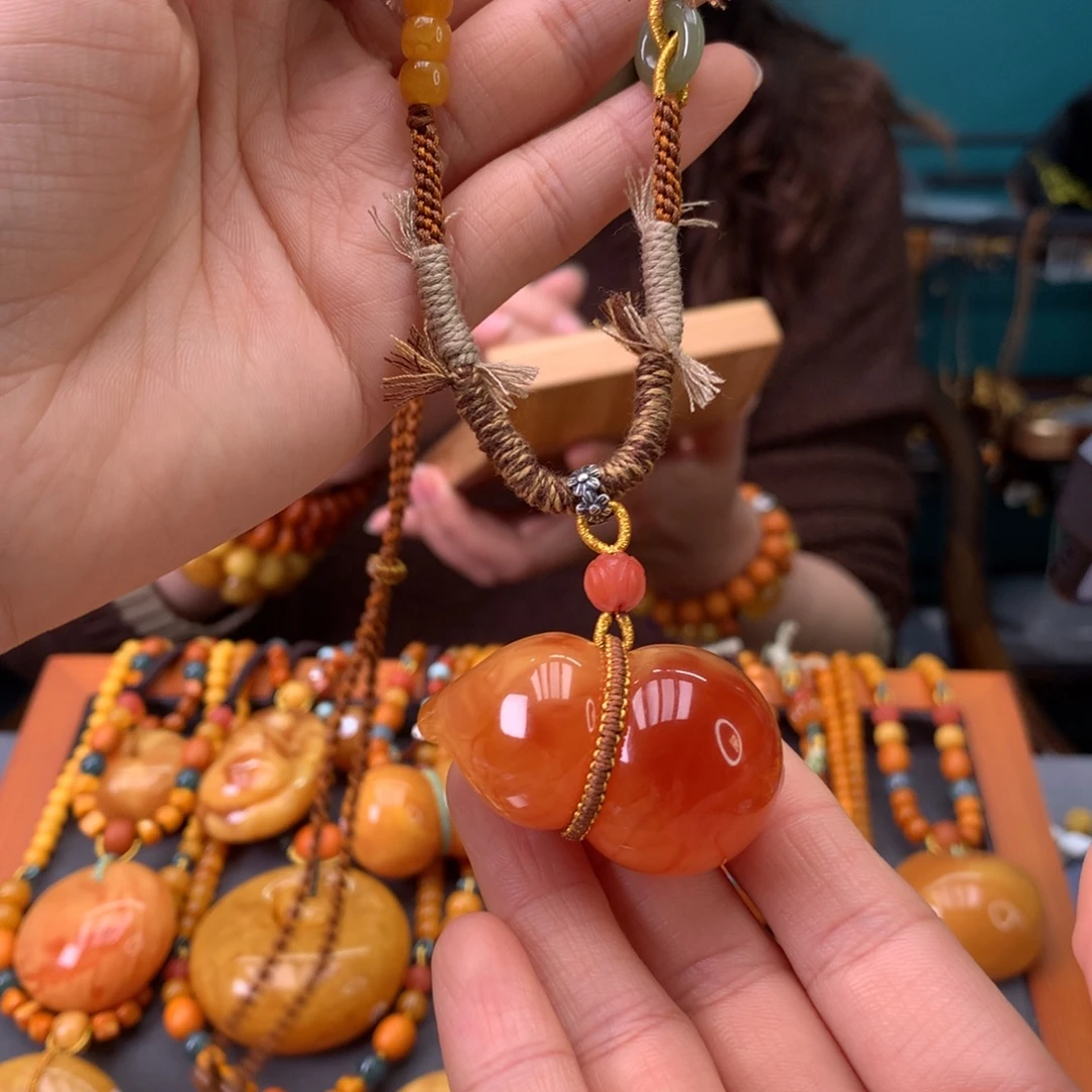 蜜蜡未镶嵌颈饰葫芦