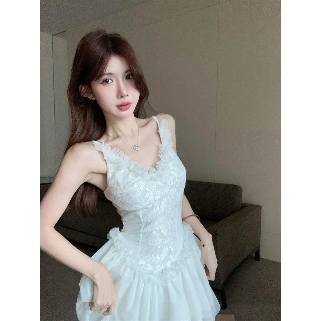 纯欲风白色蕾丝吊带连衣裙女装夏季新款别致蛋糕短裙收腰A字裙子