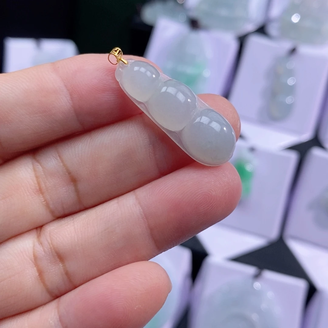 翡翠18K金镶嵌颈饰富豆