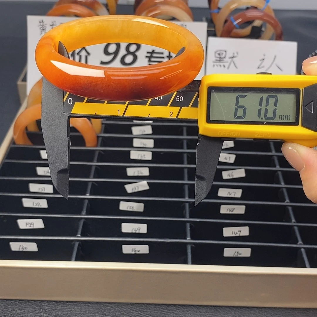 未镶嵌石英质玉（黄龙玉）手镯125号
