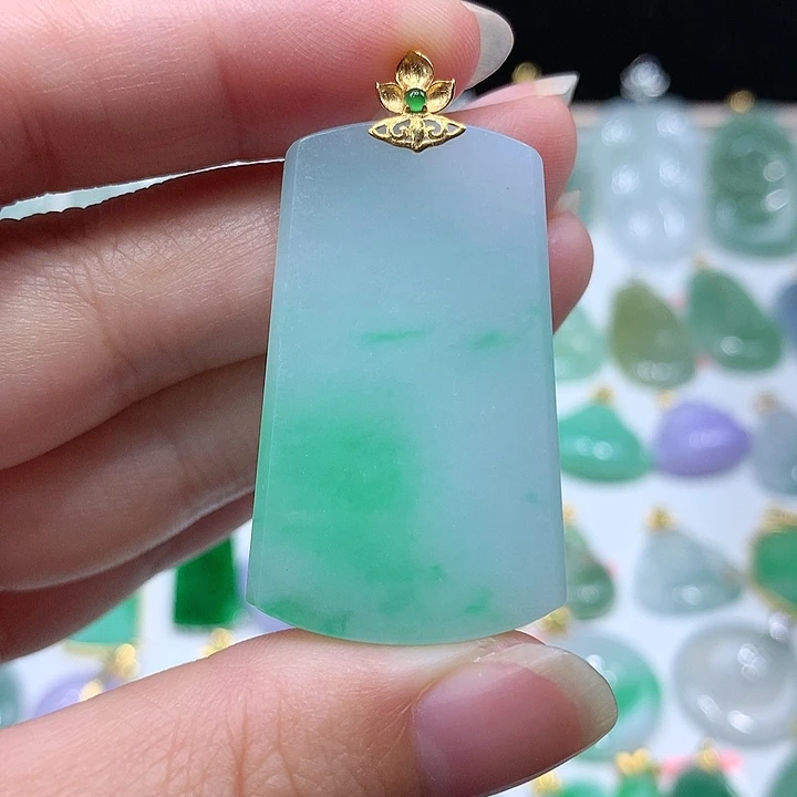 翡翠18K金镶嵌颈饰翡翠