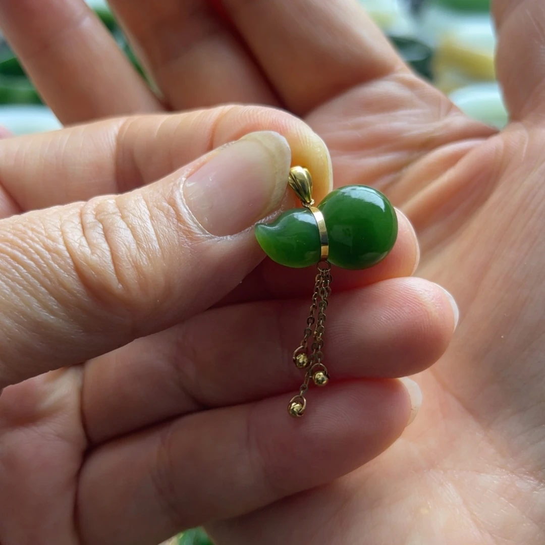 和田玉吊坠(不含链)18K金镶嵌衣*